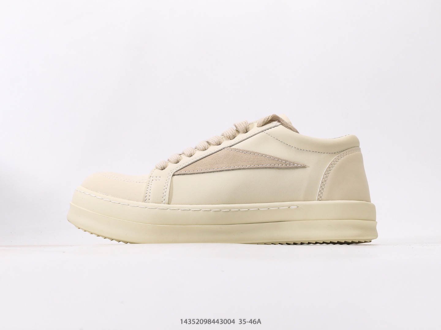 Rick Owens Jumbo Laces 圆头面包鞋 采用水染粒面羔羊皮鞋面材质 质感无敌 胖丁面包鞋设计 内附有记忆海绵 柔软舒适又增添胖萌可爱 TPU高密度大底 一比一规格天地盖礼盒 全套配件齐全 质感爆棚的鞋款 #14352098443004