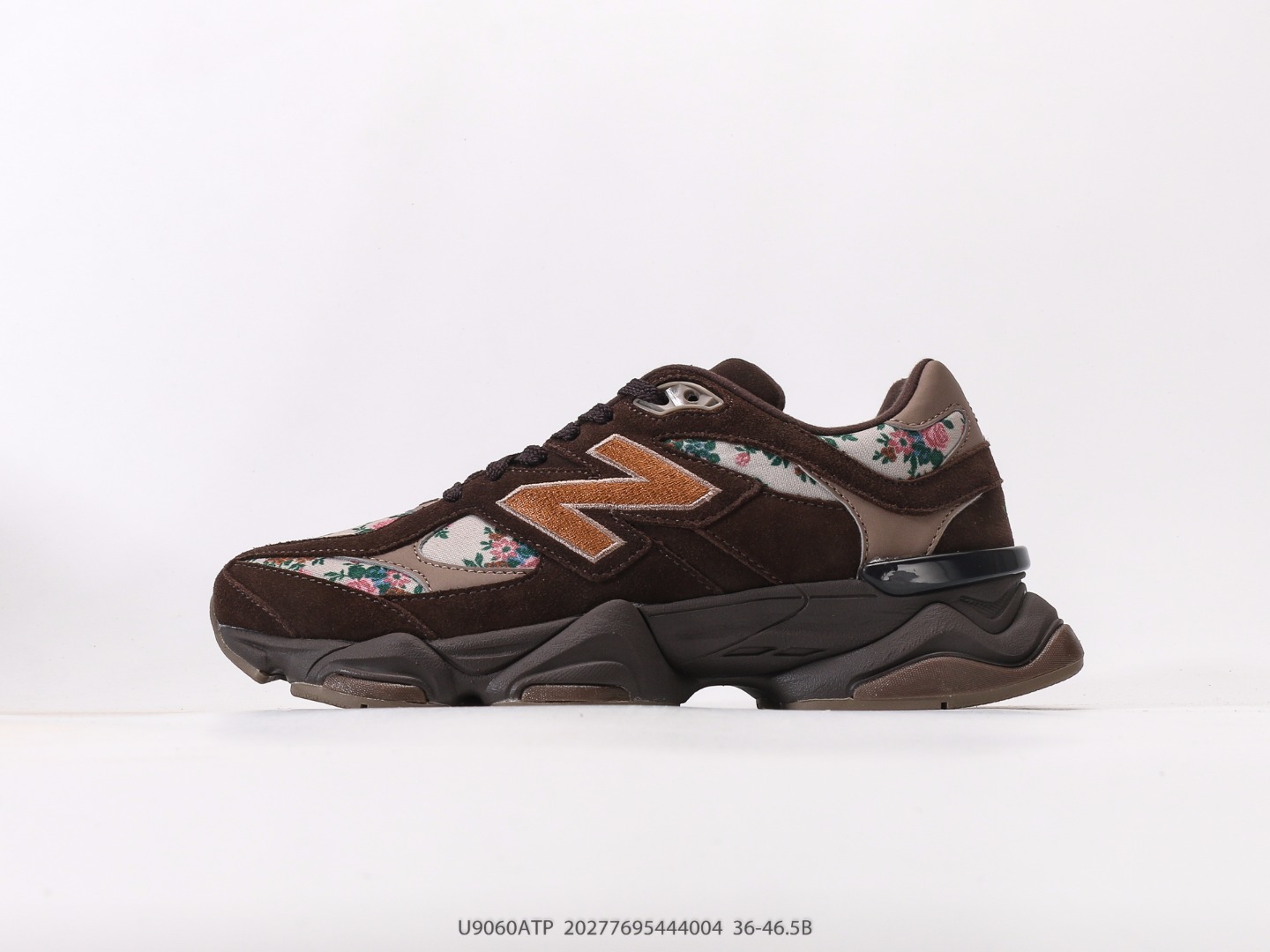 新百伦 New Balance NB9060小象蹄男女款9060舒适百搭老爹鞋.全新 9060 款式将经典风格与现代设计融合到日常多功能性中. 9060 重新诠释了源自经典 99X 型号的熟悉元素,其灵感来自于 Y2K 时代的未来主义和美学. 鞋面在990 的基础中进行了扩展和使用,以提供可见的运动感,中底采用 ABZORB 和 SBS 熟悉的缓震平台以提供舒适感 货号:U9060ATP#20277695444004