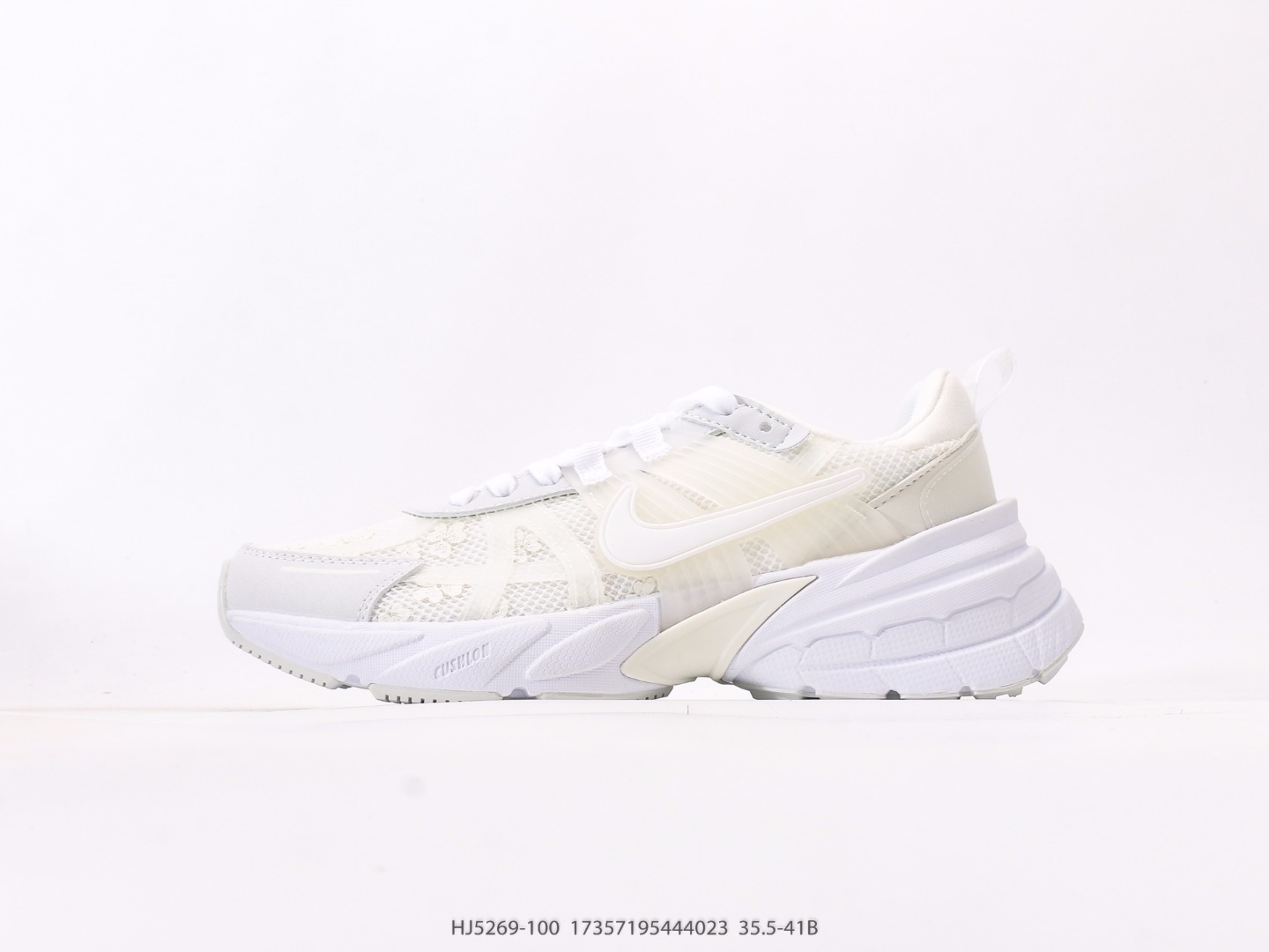 耐克Nike V2K Run 减震防滑复古低帮跑步鞋 #鞋款被命名为 Runtekk 设计上借鉴了 2000 年的跑鞋风格 简练又有复古运动气质 材质上使用大面积网眼、皮革、TPU 组成 支撑和透气性肯定不错 中底处由 Cushlon 泡绵打造 保证在压马路时可以提供优秀脚感 并通过一手做旧氧化效果突出复古感 中底造型很容易让大家联想到巴黎世家3XL 效果同样不能忽视 货号 HJ5269-100#17357195444023