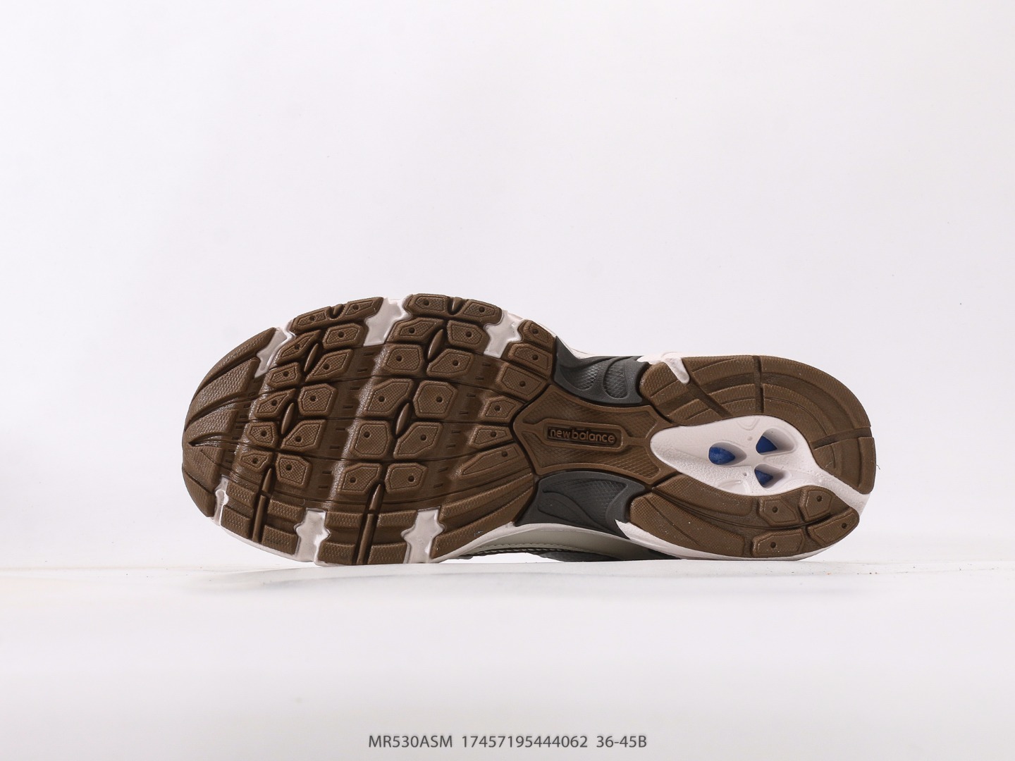 💰140  
新百伦 NB530 New Balance 530 复跑古鞋 厚底增高老爹鞋 缓震运动慢跑鞋。NB530这鞋双确实是NB家经复典古款式之一，以全科新技诠释，成打功造530鞋款。鞋面保在持530基本线条和片层构结的同时，采更用为简洁、流畅设的计语言 
尺码：36 37 37.5 38 38.5 39.5 40 40.5 41.5 42 42.5 43 44 45
货号：MR530ASM#17457195444062