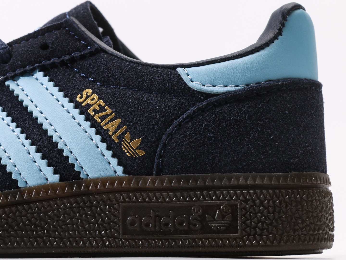 图片[7]-AD德训三代儿童休闲鞋22-37码 优质的面料，质感满分💯橡胶耐磨防滑大底，脚感超赞👍🏻额外附赠一对鞋带扣，穿脱更加方便✌🏻.-选品中心