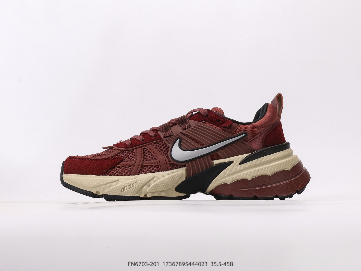 耐克NIKE V2K Runtekk 减震防滑复古低帮跑步鞋材质上使用大面积网眼 皮革 TPU 组成 支撑和透气性肯定不错 中底处由 Cushlon 泡绵打造 保证在压马路时可以提供优秀脚感 并通过一手做旧氧化效果突出复古感 中底造型很容易让大家联想到巴黎世家3XL 增高效果同样不能忽视 货号 FN6703 201#17367895444023