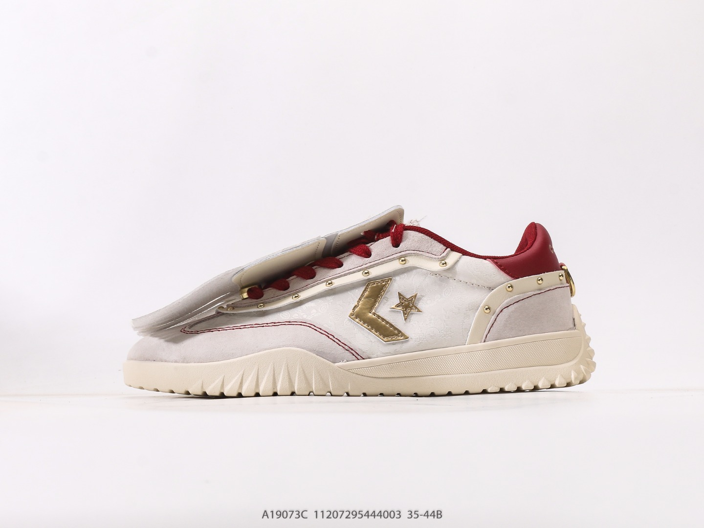 匡威Converse Chuck 1970s 馬年限定匡威2026馬年CNY新年限定經典1970s鞋型披上新年戰袍，白金紅配色自帶新年氛圍，流蘇可拆卸搭配雙鞋帶設計，鞋面材質紋理凸顯質感，白底赤紋交織祥瑞，金色鉚釘點綴鴻運——左牽酒紅沉穩，