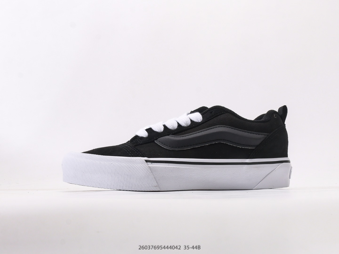 万斯 Vans Knu-Skool VR3 LX 面包鞋皮革拼接鞋面.坎普尔·茱利安系列低帮复古硫化休闲运动板鞋“肥胖版大LOGO”要说整个2023年最为热门的鞋型之一,「面包鞋」绝对值得一提,几乎每个品牌都推出了专属于自己的「面包鞋」 #26037695444042