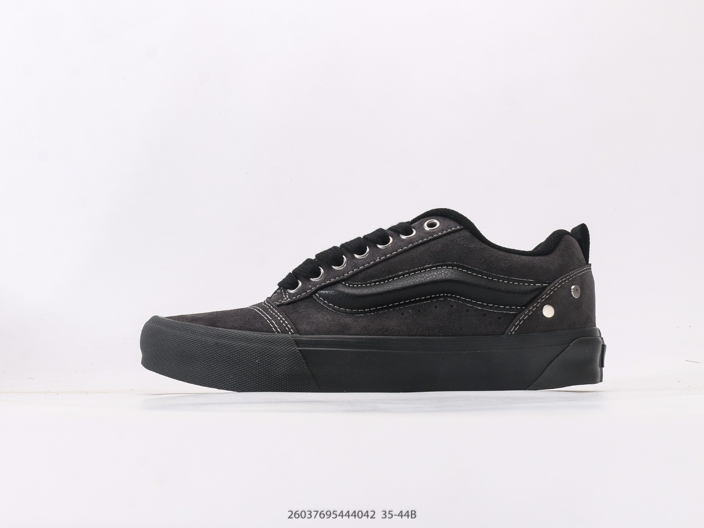 万斯 Vans Knu-Skool VR3 LX 面包鞋皮革拼接鞋面.坎普尔·茱利安系列低帮复古硫化休闲运动板鞋“肥胖版大LOGO”要说整个2023年最为热门的鞋型之一,「面包鞋」绝对值得一提,几乎每个品牌都推出了专属于自己的「面包鞋」 #26037695444042