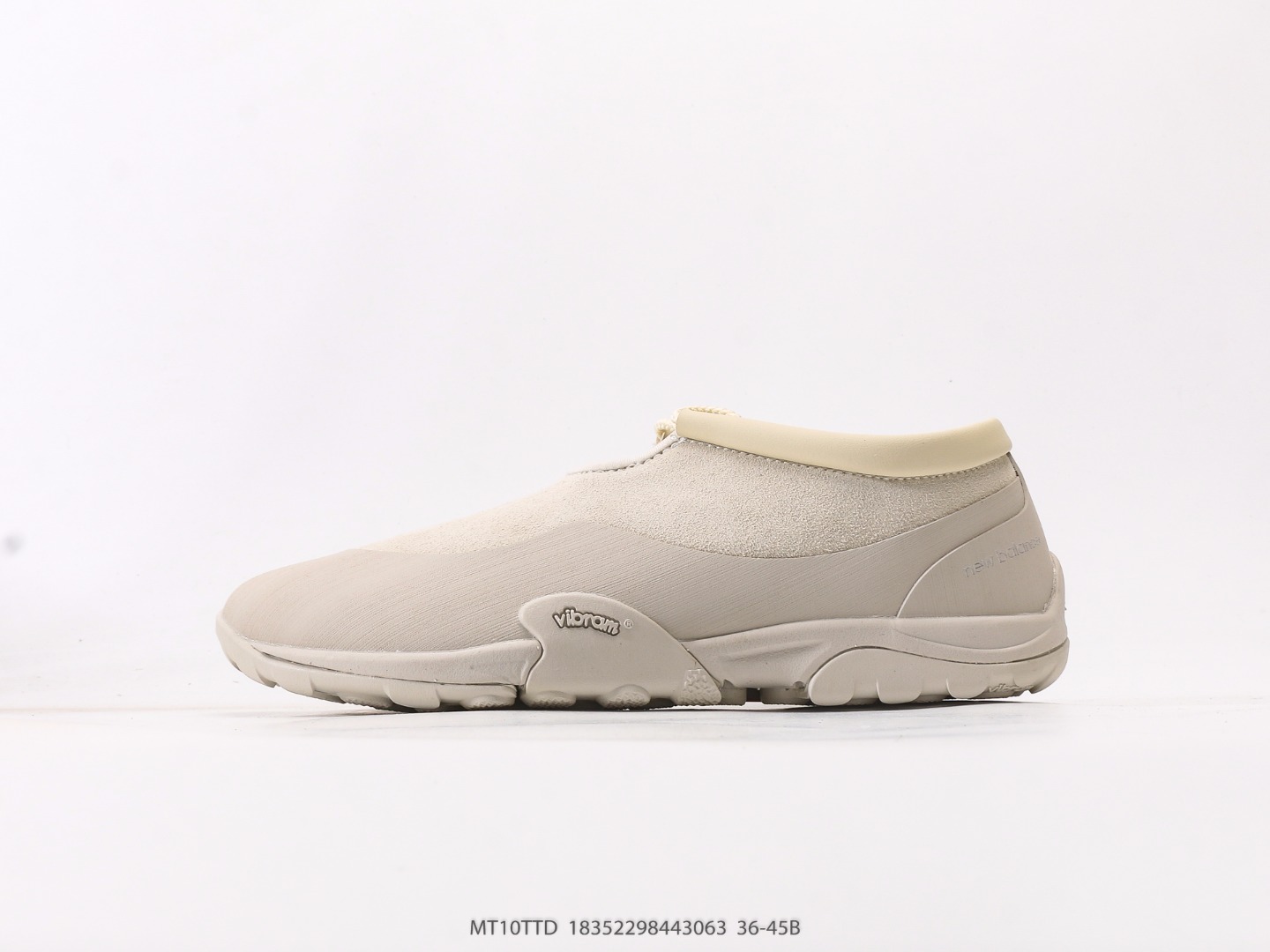 新百伦Issey Miyake X New Balance MT10o联名款 NEW BALANCENB MT10O 柔软舒适防滑耐磨 低帮 越野跑步鞋 这次的联名把薄底风带回来,很符合Issey Miyake的调性,简约大气配合它家的褶皱裤,是那个味道了.鞋面采用合成绒面革打造,搭配尼龙弹性带和格纹缝线,最后以同色系的Vibram 大底收尾,颜值简约耐看. 货号 MT10TTD#18352298443063