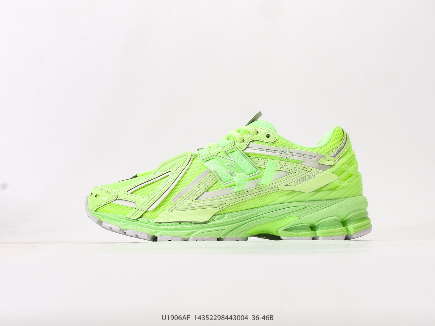 P210 新百伦New Balance U1906R 复古单品。鞋身以大面积网眼材质包裹，搭配上皮革补强，既保证了透气性，又有着不错的质感。搭载这 N-ERGY 缓震科技和厚实的 Ortholite 鞋垫，保证了 New Balance …