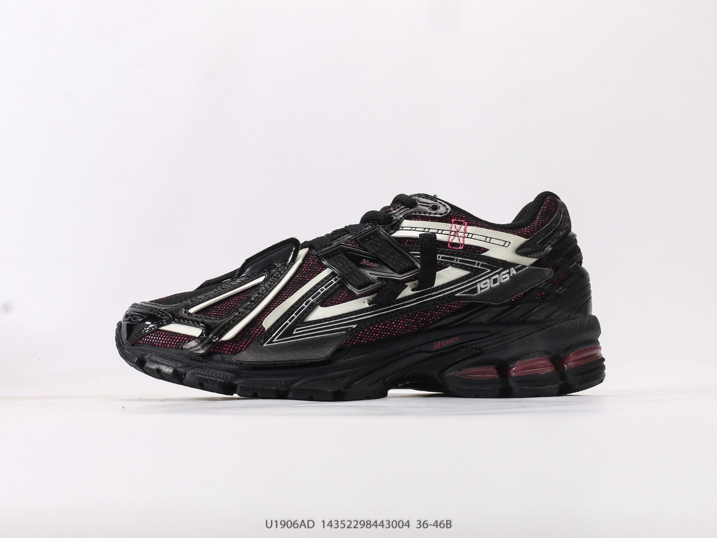 P210 新百伦New Balance U1906R 复古单品。鞋身以大面积网眼材质包裹，搭配上皮革补强，既保证了透气性，又有着不错的质感。搭载这 N-ERGY 缓震科技和厚实的 Ortholite 鞋垫，保证了 Ne…