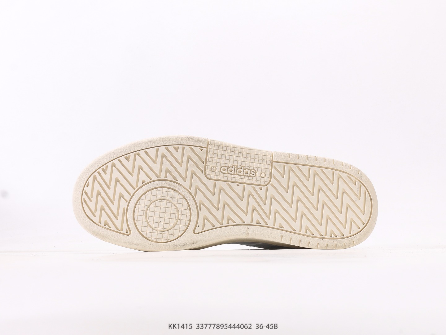 💰140  
阿迪达斯Adidas「小锯齿」D-PAD CLASSIC休闲美高风篮球板鞋男女阿迪达斯 D-PAD 运动休闲鞋 柔软合成革面料易打理，舒适质感简约潮搭，美观有型。圆弧舒适鞋头，宽敞不挤脚，行走无压力，舒适一整天。舒适后跟，稳固后跟贴合脚部。柔软内里，柔软贴合不磨脚。標準剪裁，鞋帶設計，皮革鞋身，橡膠鞋頭，編物襯裡，橡膠外底
尺码：36 36⅔ 37⅓ 38 38⅔ 39⅓ 40 40⅔ 41⅓ 42 42⅔ 43⅓ 44 45 
货号：KK1415 #33777895444062