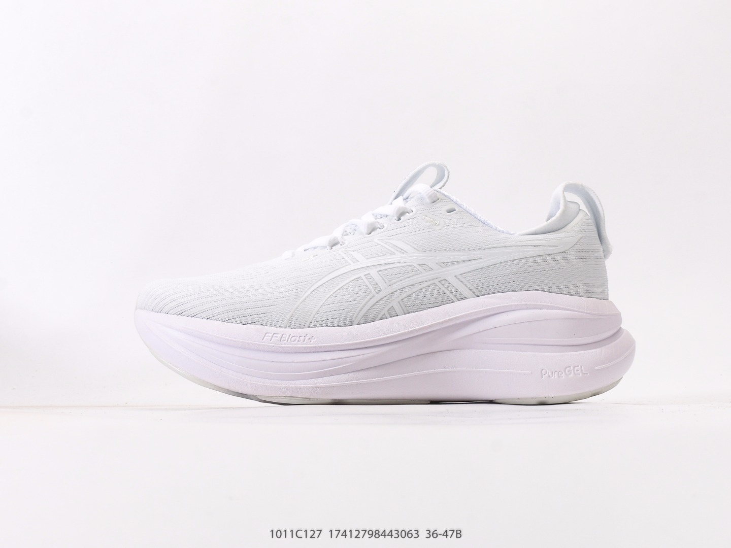 亚瑟士Asics Gel-Nimbus 28 舒适防滑耐磨低帮休闲跑步鞋 鞋底采用了轻质发泡材料 并在后跟和前掌处采用了ASICS亚瑟士核心科技-GEL缓震胶 赋予鞋款强大的缓冲性能 提供了更柔软适的穿着体验 而在原有设计的启发之上 此次鞋款采用更贴合当今潮流趋势的材料和创新技术 展现出纽约充满活力的都市精神 货号:1011C127#17412798443063