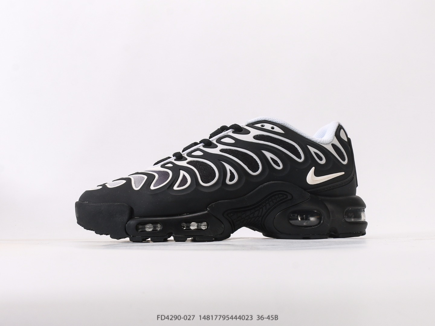 💰170  
耐克NIKE AIR MAX AP休闲气垫缓震跑步运动鞋 造型超讨喜！鞋面以帆布和织物材质包裹，保证了轻薄透气，更适合夏季穿着。鞋侧「鱼骨」形状的 TPU 搭配巨型 Swoosh Logo 环绕鞋面，带来极强的视觉冲击力。最后，则是以带有颗粒感的 Ceater Foam 材料的中底收尾，搭配开窗式 Air Max 气垫，保证脚感的同时完善整体造型设计。
尺码：36 36.5 37.5 38 38.5 39 40 40.5 41 42 42.5 43 44 45
货号FD4290-027 #14817795444023