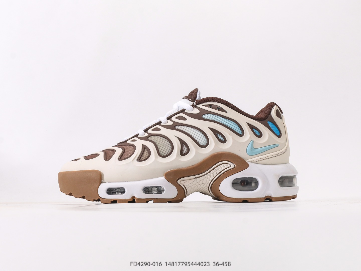 💰170  
耐克NIKE AIR MAX AP休闲气垫缓震跑步运动鞋 造型超讨喜！鞋面以帆布和织物材质包裹，保证了轻薄透气，更适合夏季穿着。鞋侧「鱼骨」形状的 TPU 搭配巨型 Swoosh Logo 环绕鞋面，带来极强的视觉冲击力。最后，则是以带有颗粒感的 Ceater Foam 材料的中底收尾，搭配开窗式 Air Max 气垫，保证脚感的同时完善整体造型设计。
尺码：36 36.5 37.5 38 38.5 39 40 40.5 41 42 42.5 43 44 45
货号FD4290-016#14817795444023