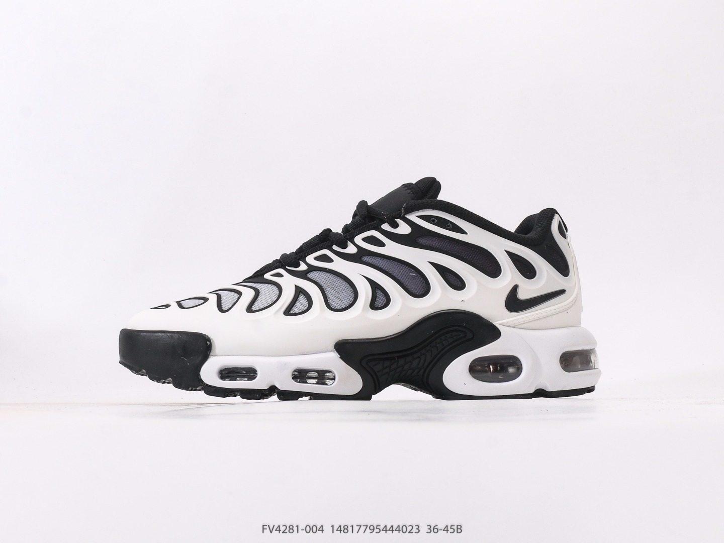 💰170  
耐克NIKE AIR MAX AP休闲气垫缓震跑步运动鞋 造型超讨喜！鞋面以帆布和织物材质包裹，保证了轻薄透气，更适合夏季穿着。鞋侧「鱼骨」形状的 TPU 搭配巨型 Swoosh Logo 环绕鞋面，带来极强的视觉冲击力。最后，则是以带有颗粒感的 Ceater Foam 材料的中底收尾，搭配开窗式 Air Max 气垫，保证脚感的同时完善整体造型设计。
尺码：36 36.5 37.5 38 38.5 39 40 40.5 41 42 42.5 43 44 45
货号FD4290-004#14817795444023