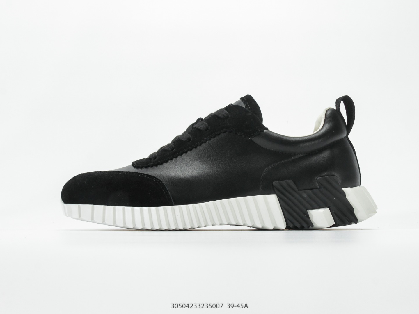 💰360  
爱马仕HERMES  Bouncing 皮革 时尚圆头系带 低帮 生活休闲鞋 情侣款结合高科技帆布与麂皮山羊皮，在橡胶鞋底上饰以夸张“H”字母，斜体设计和鲜艳色彩展现活力，延续品牌设计灵感。轻盈漫步都市，感受无拘舒适。
尺码：39 40 41 42 43 44 45
#30504233235007