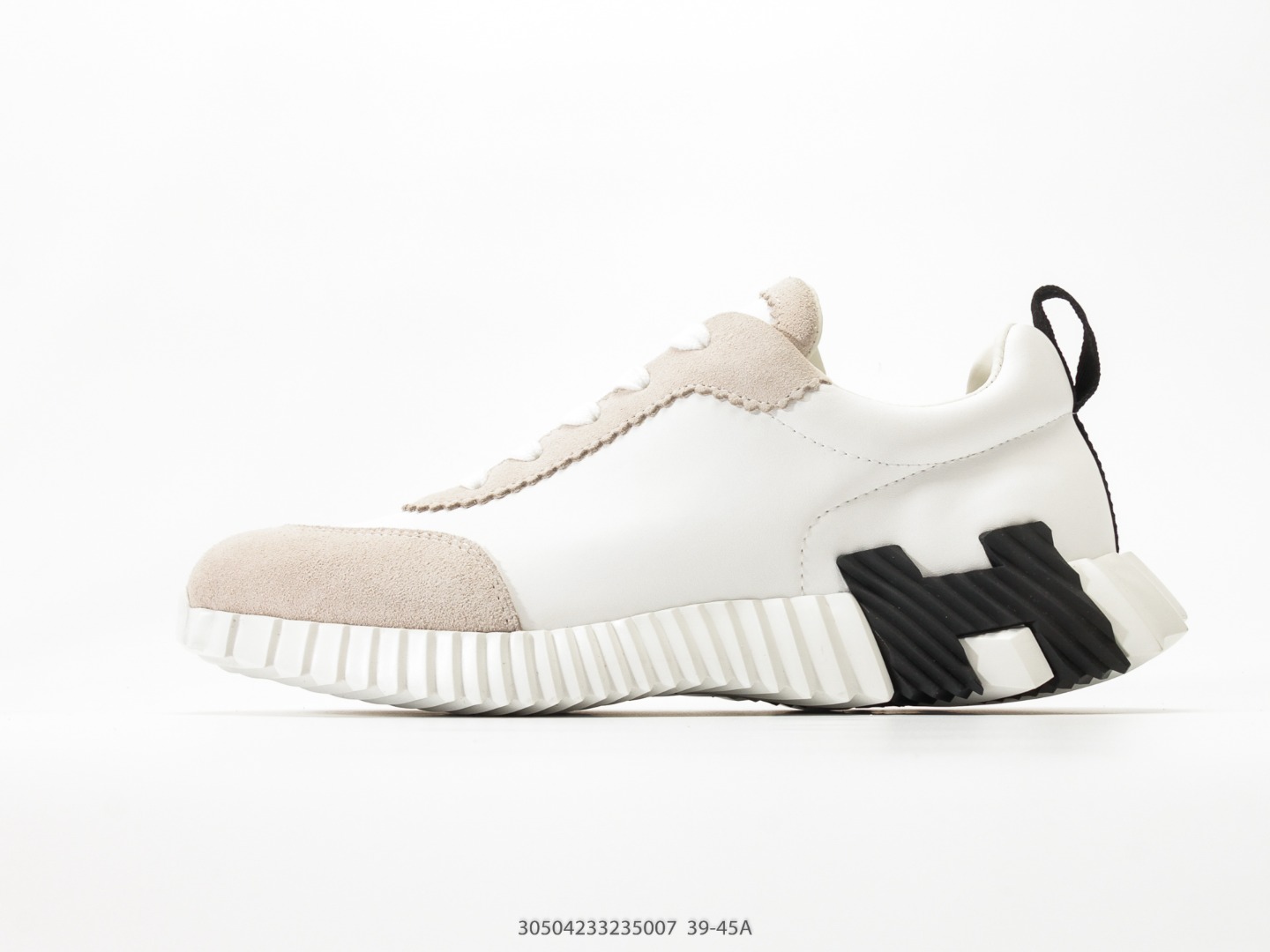 💰360  
爱马仕HERMES  Bouncing 皮革 时尚圆头系带 低帮 生活休闲鞋 情侣款结合高科技帆布与麂皮山羊皮，在橡胶鞋底上饰以夸张“H”字母，斜体设计和鲜艳色彩展现活力，延续品牌设计灵感。轻盈漫步都市，感受无拘舒适。
尺码：39 40 41 42 43 44 45
#30504233235007