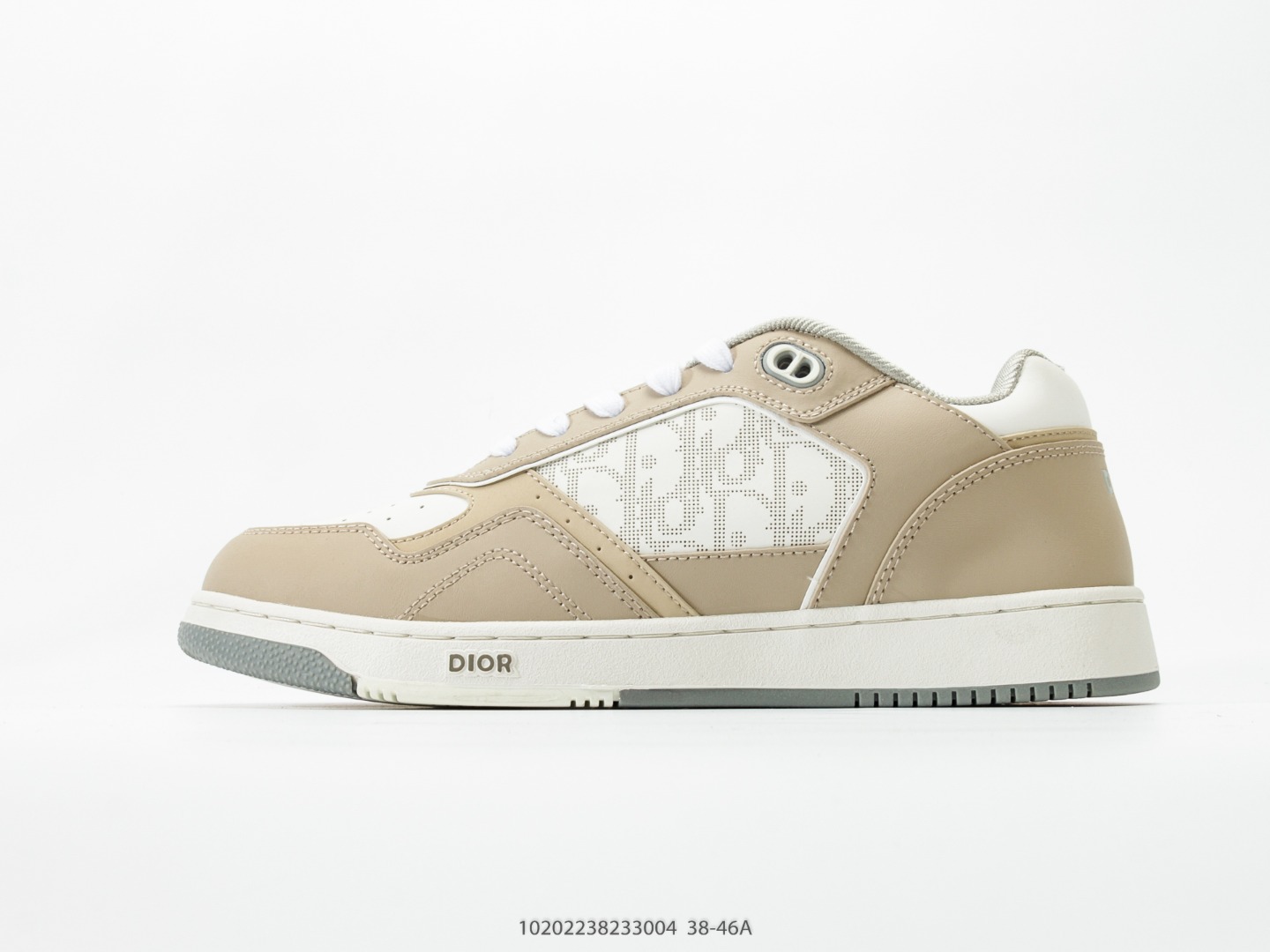 💰210  
Dior迪奥B27系列市面顶级版本出货  市面为数不多的“真正原鞋拆解开发”选材耗时就半个多月 进口原厂皮料 无色差细节拉满  敢与AJ大迪奥相媲美，由意大利工坊匠心打造，黄俊捷、林一等各大明星、网红博主争先上脚且全国各大专柜一鞋难求鞋面牛皮拼接D印花LOGO内里进口网布、TPU大底以别具一格的立体效果，展现摩登优雅格调，高街潮流搭配必备潮品
尺码：38 39 40 41 42 43 44 45 46
#10202238233004