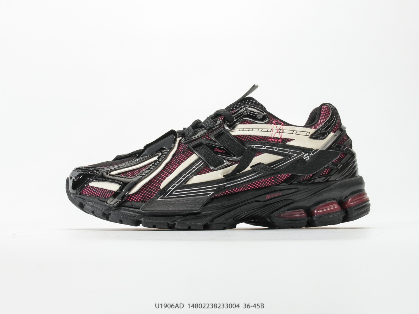 P210 新百伦New Balance U1906R 复古单品。鞋身以大面积网眼材质包裹，搭配上皮革补强，既保证了透气性，又有着不错的质感。搭载这 N-ERGY 缓震科技和厚实的 Ortholite 鞋垫，保证了 Ne…