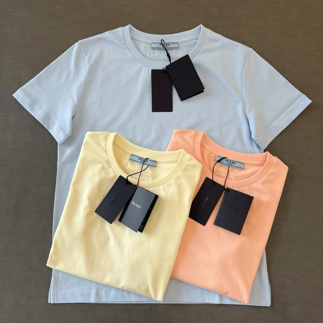 NO:321921,Prada 2025 Spring and Summer New Style Women's Slim Fit Plain Short Sleeve Tee!  Hem slit design!  The triangle label embroidery process at the back!  Color blue Pink Yellow Number of codes S M L P,,prada,T-shirt,alexander wang19860909Prada 2025 春夏新款 女式修身素色短袖Tee！下摆开衩设计！后面三角标贴布刺绣工艺！ 颜色蓝色 粉色 黄色 码数S M L P,,prada,T-shirt,alexander wang,Women's clothing