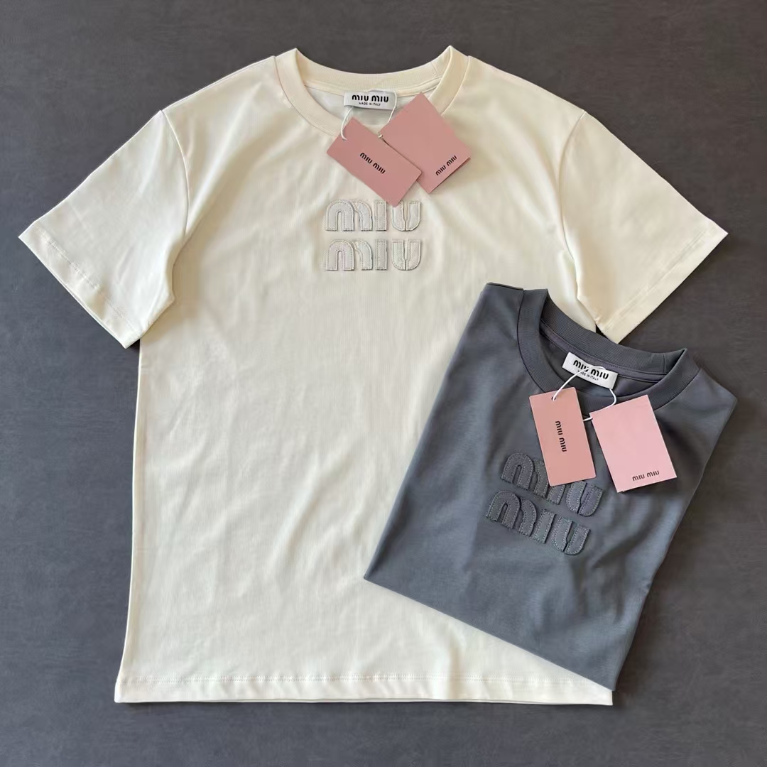 NO:321904,MIUMI* 2025 Spring and Summer New Style Women's Short Sleeve Tee!  235g double yarn pure cotton fabric!  Letter patch embroidery craftsmanship!  Color gray Apricot color S M L,,miumiu,T-shirt,alexander wang19860909MIUMI* 2025 春夏新款 女式短袖Tee！235g双纱纯棉面料！字母贴布绣花工艺！ 颜色灰色 杏色 码数S M L,,miumiu,T-shirt,alexander wang,Women's clothing