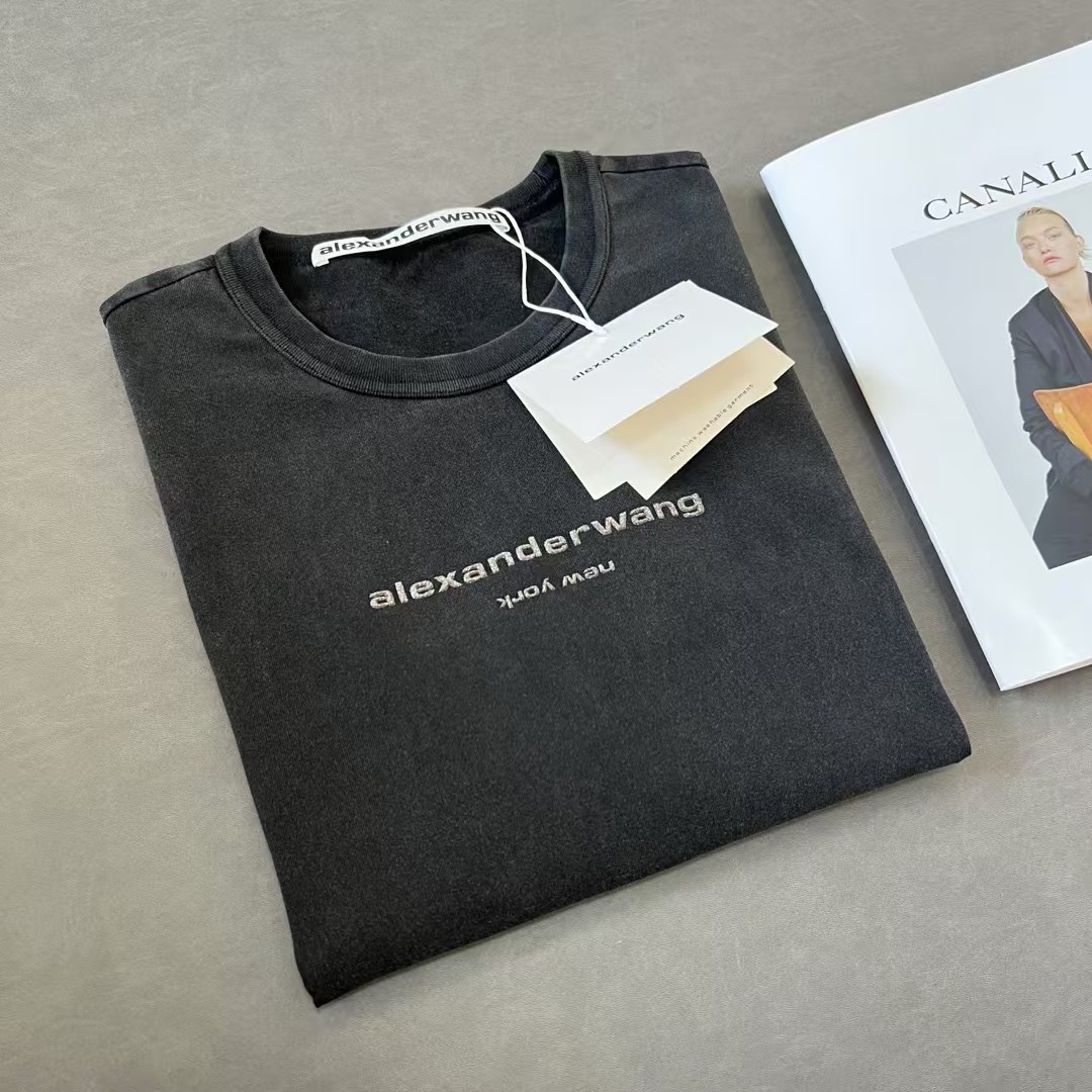 NO:321890,Alexanderwang 2025 Spring and Summer New Style, Men and Women's Same Model, Short-sleeved Tee!  Heavy industry washing and stir-frying snowflakes!  High-circular three-dimensional letter embossing technology on chest!  SML P, T-shirt,alexander wang19860909Alexanderwang 2025 春夏新款 男女同款常规版型短袖Tee！重工洗水炒雪花工艺！胸前高周波立体字母压花工艺！ 码数SML P,,T-shirt,alexander wang,Women's clothing