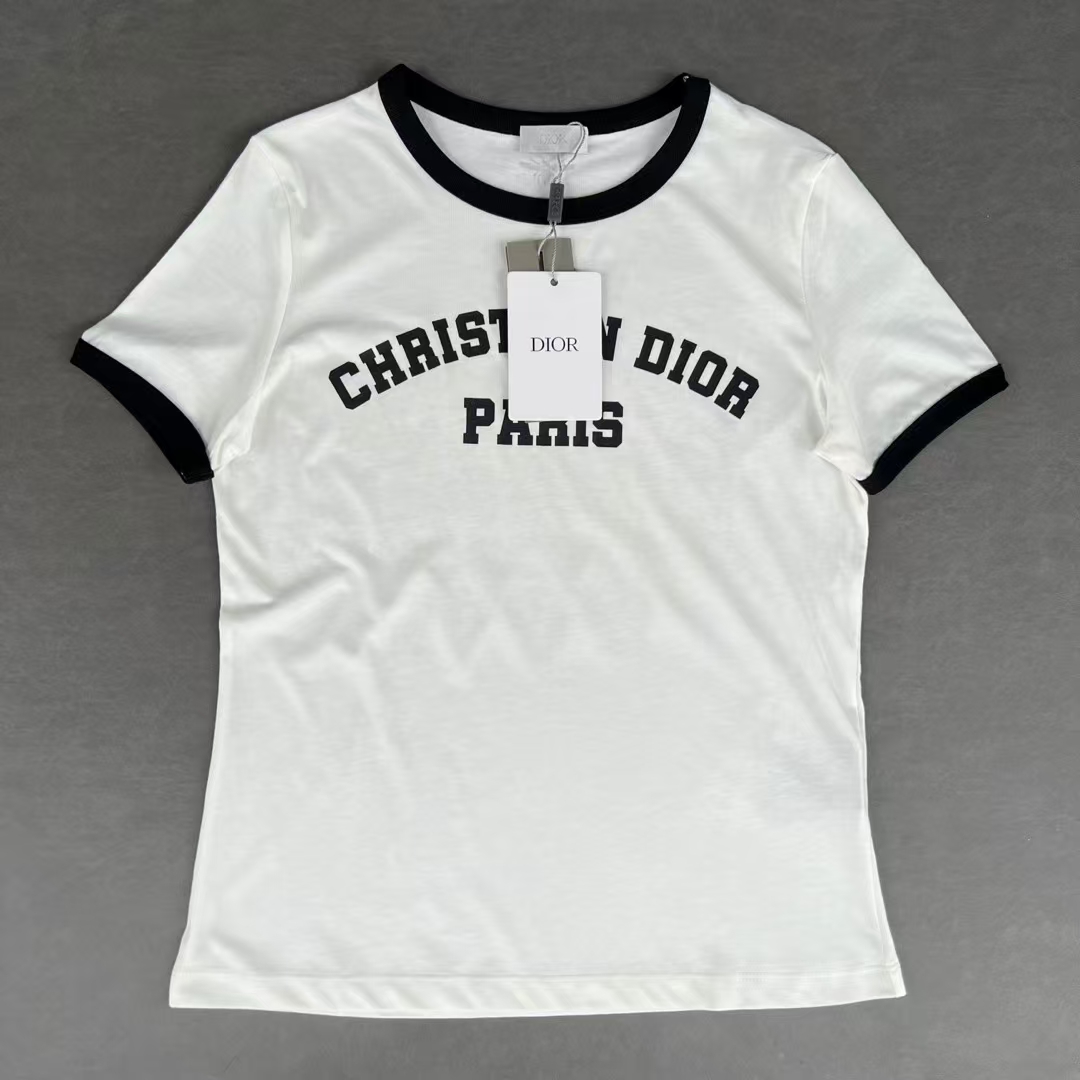 NO:321903,Dior 2025 Spring and Summer New Women's Slim Short-Sleeve Tee, Front Letter Print, Back Bee Print!  SML P,,dior,T-shirt,alexander wang19860909Dior 2025 春夏新款 女式修身短袖Tee,前幅字母印花,后幅小蜜蜂印花！ 码数SML P,,dior,T-shirt,alexander wang,Women's clothing