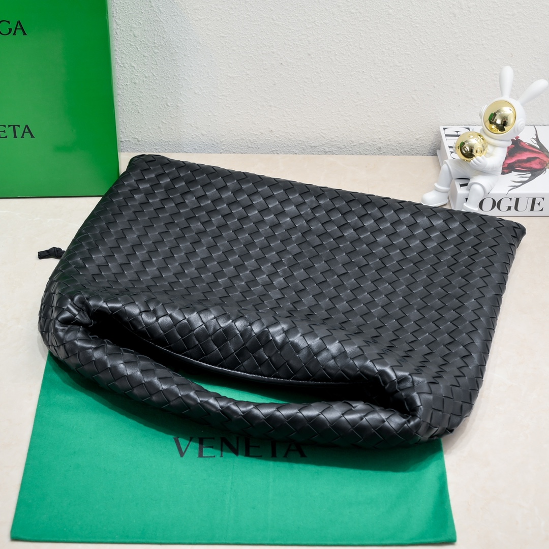 Bottega Veneta Bv's new large HOP bag, the bag body and handles are made of a whole piece of woven leather. The bag body is soft and lazy. Hop sy