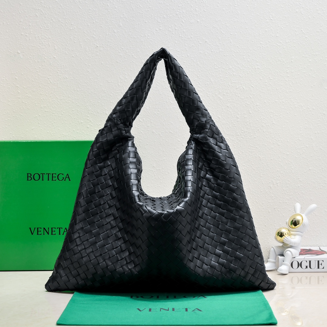 Bottega Veneta Bv's new large HOP bag, the bag body and handles are made of a whole piece of woven leather. The bag body is soft and lazy. Hop sy