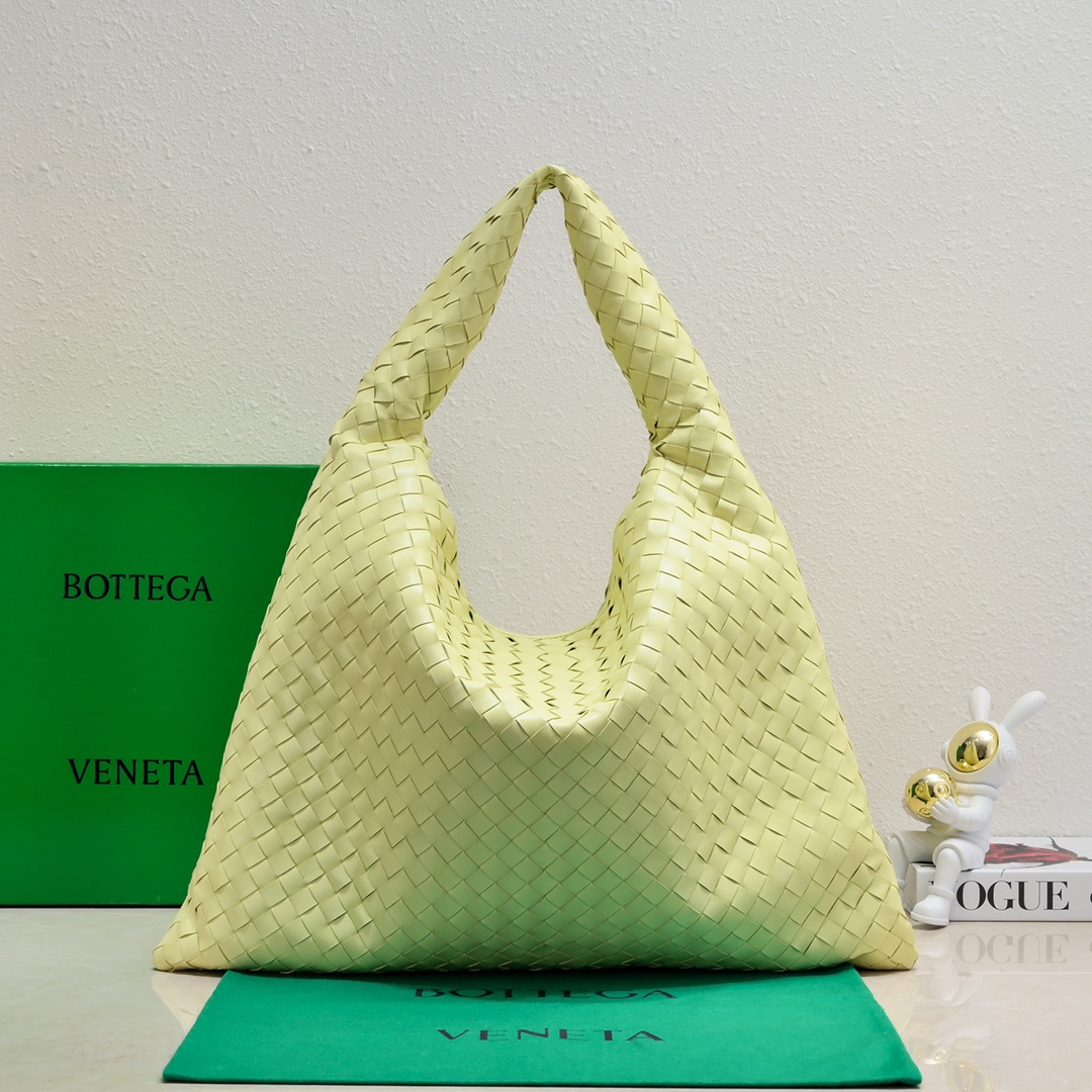 Bottega Veneta Bv's new large HOP bag, the bag body and handles are made of a whole piece of woven leather. The bag body is soft and lazy. Hop sy
