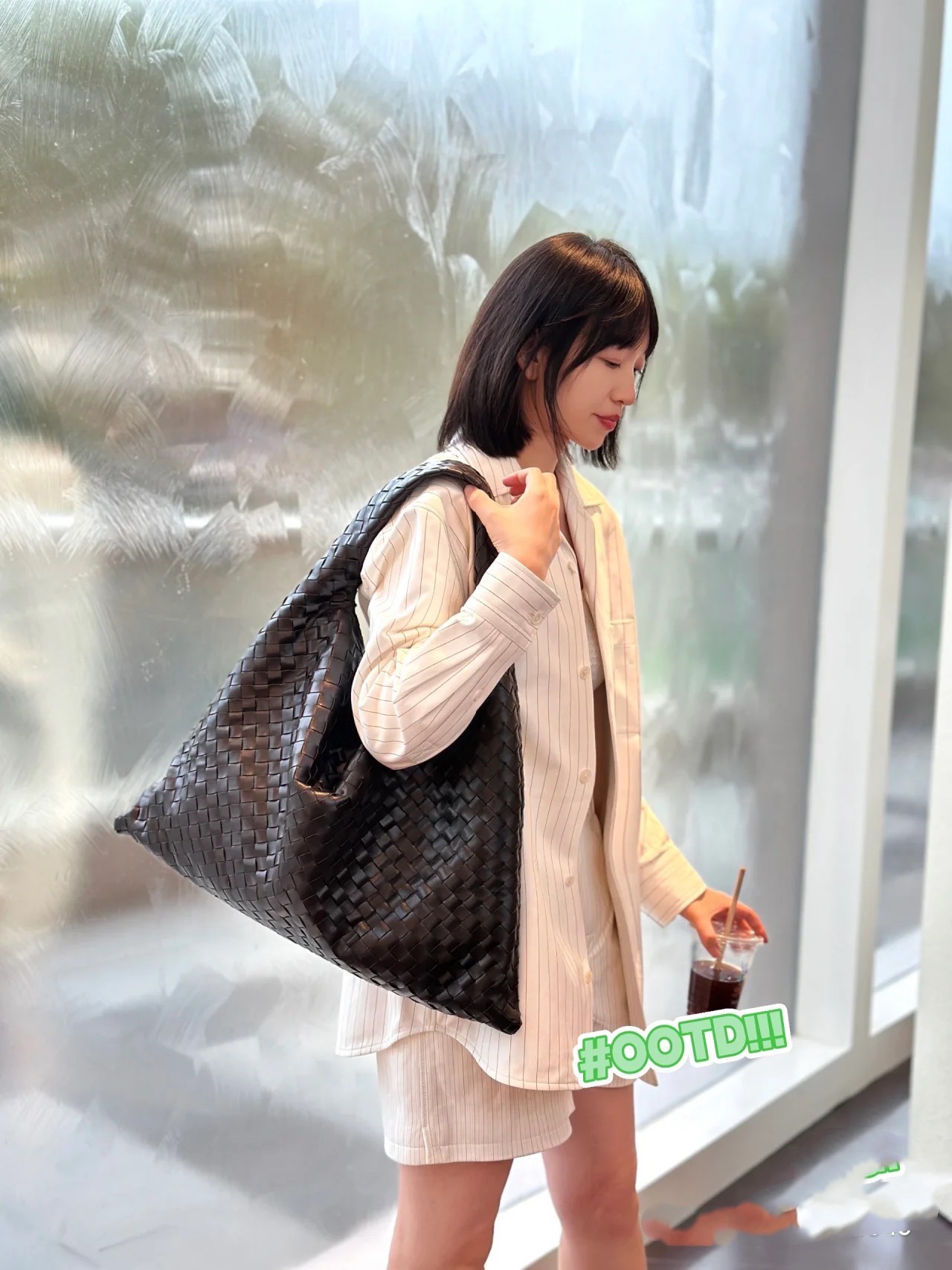 Bottega Veneta Bv's new large HOP bag, the bag body and handles are made of a whole piece of woven leather. The bag body is soft and lazy. Hop sy