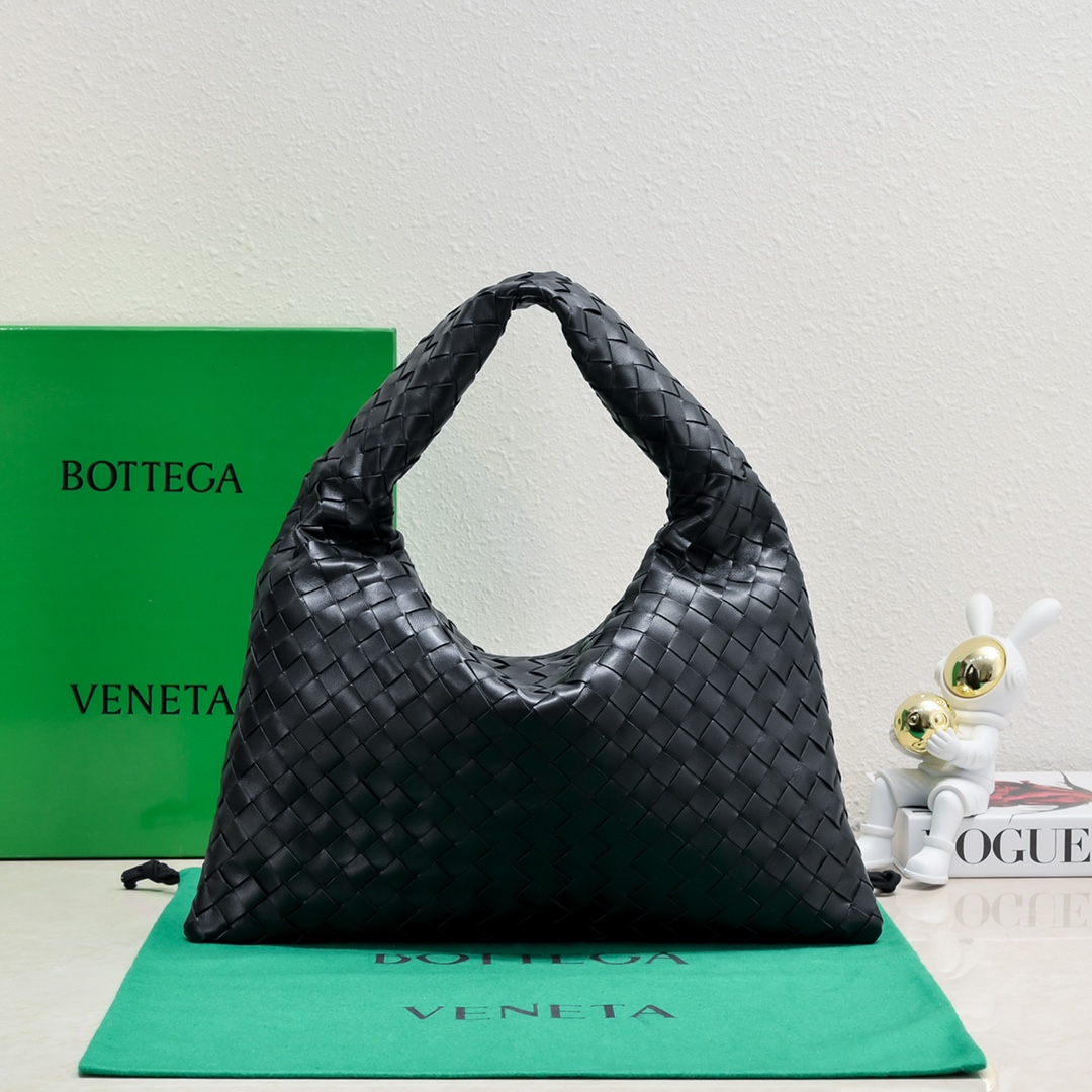 Bottega Veneta Bv's new small size HOP bag, the bag body and handles are made of a whole piece of woven leather. The bag body is soft and lazy. H