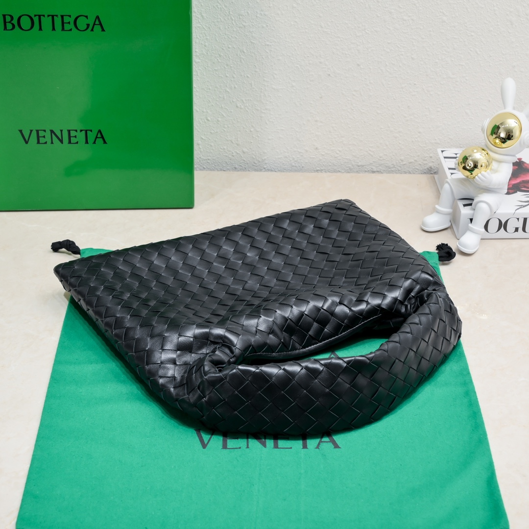 Bottega Veneta Bv's new small size HOP bag, the bag body and handles are made of a whole piece of woven leather. The bag body is soft and lazy. H