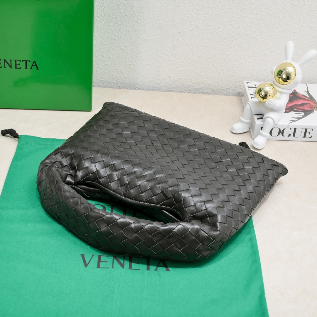 Bottega Veneta Bv's new small size HOP bag, the bag body and handles are made of a whole piece of woven leather. The bag body is soft and lazy. H