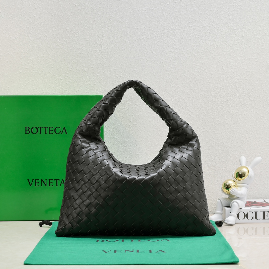 Bottega Veneta Bv's new small size HOP bag, the bag body and handles are made of a whole piece of woven leather. The bag body is soft and lazy. H
