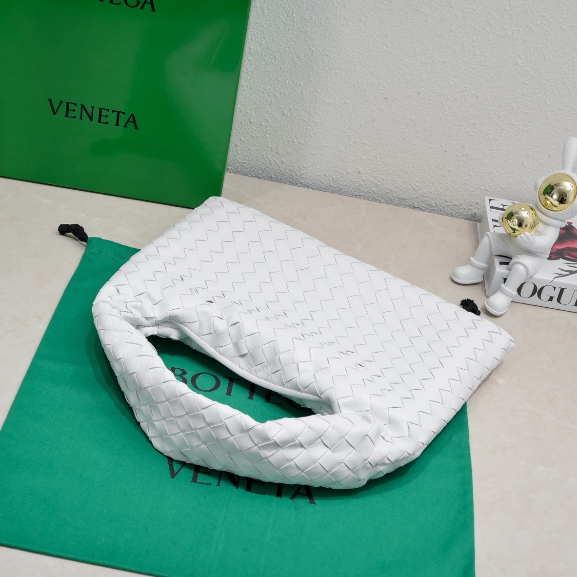 Bottega Veneta White Bv new small size HOP bag, the bag body and handles are made of a whole piece of woven leather. The bag body is soft and laz