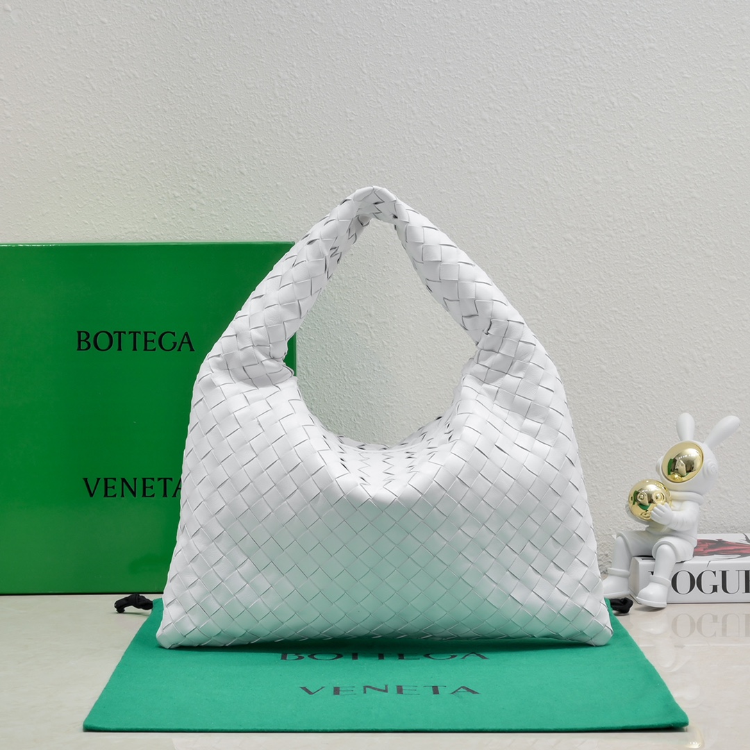 Bottega Veneta White Bv new small size HOP bag, the bag body and handles are made of a whole piece of woven leather. The bag body is soft and laz