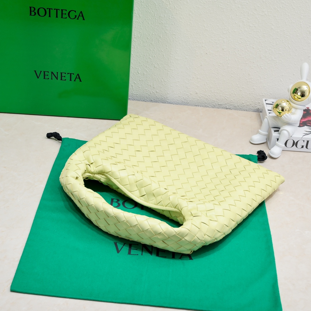 Bottega Veneta Ice Cream Bv's new small HOP bag, the bag body and handles are made of a whole piece of woven leather. The bag body is soft and la