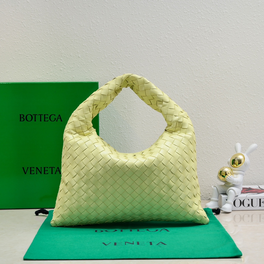 Bottega Veneta Ice Cream Bv's new small HOP bag, the bag body and handles are made of a whole piece of woven leather. The bag body is soft and la