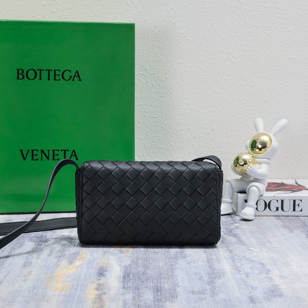 BottegaVeneta新款迷你andiamo小包太太太好看了深棕色很百搭的颜色高级随性感十足Andi