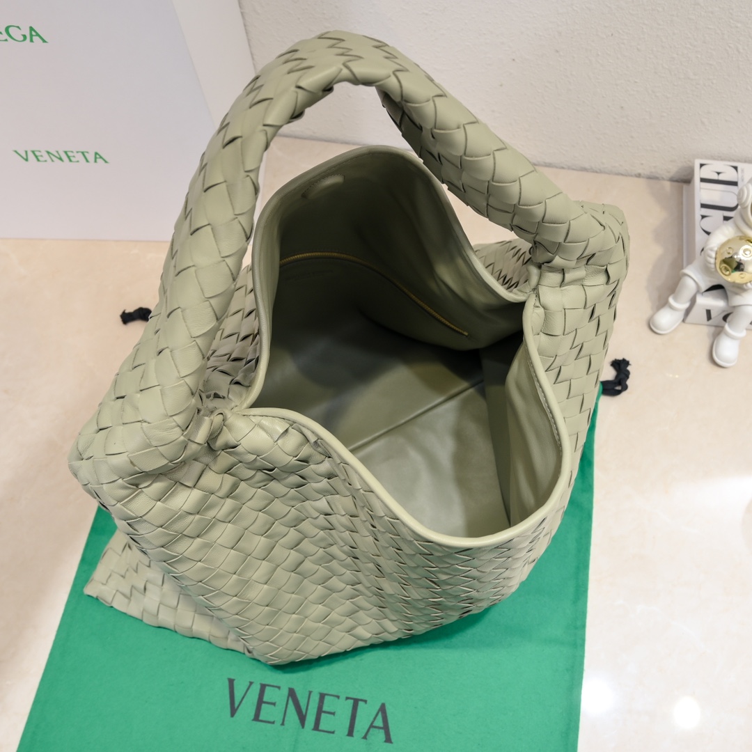 Bv 新款小号HOP包,包身和提手由一整张皮革编织制成 包身柔软慵懒 Hop象征着对创新和永恒工艺的赞美[爱心] 金字塔廓形 9