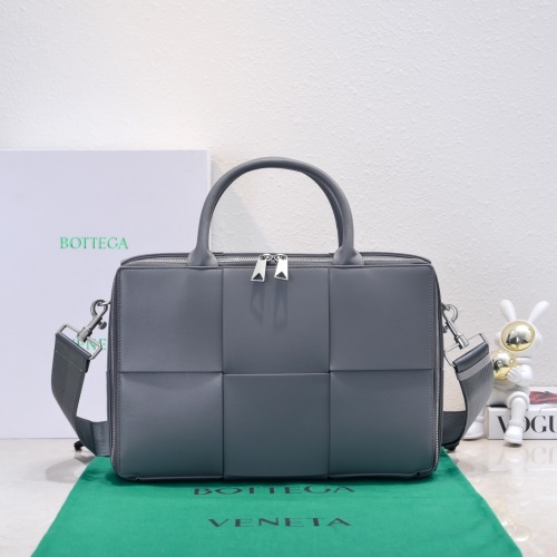 Bottega Veneta Bolso de Mano de Piel Trenzada para Hombre, Elegante y Espacioso 1 Bottega Veneta Bolso de Mano de Piel Trenzada para Hombre, Elegante y Espacioso