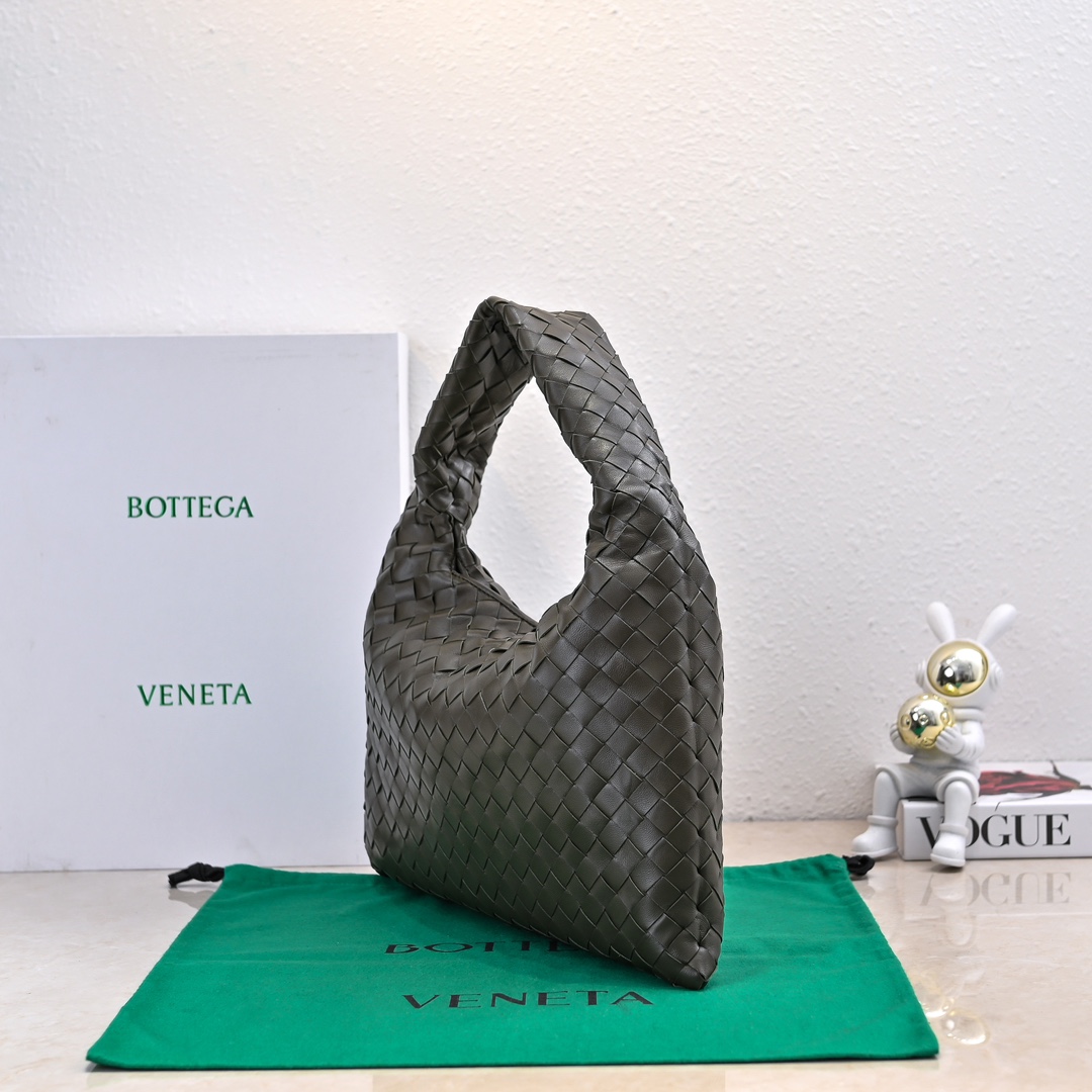 Bv 新款小号HOP包,包身和提手由一整张皮革编织制成 包身柔软慵懒 Hop象征着对创新和永恒工艺的赞美[爱心] 金字塔廓形 2