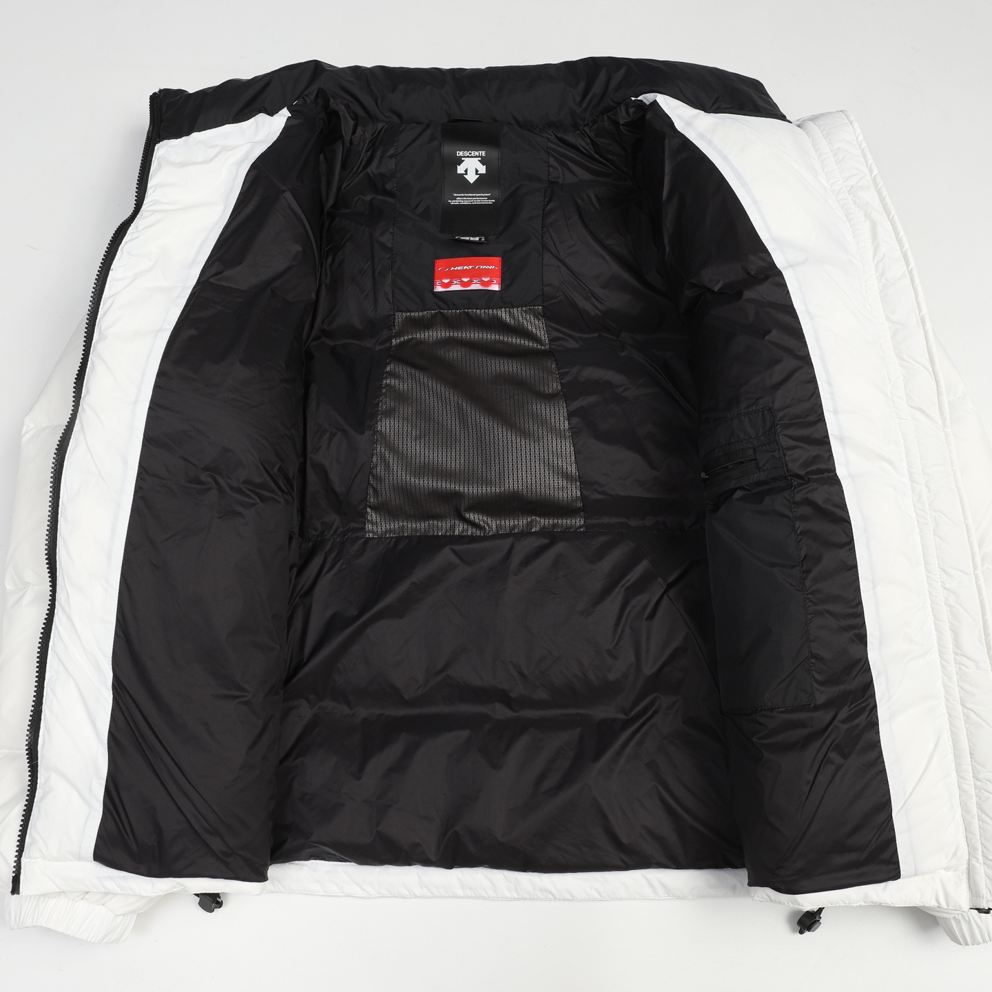 终端供应💰315

Descente丨迪桑特奥迪联名多标1.0羽绒服

Size：XS-XXL