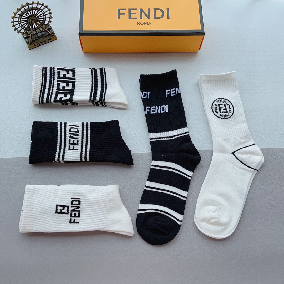 配包装一盒5双FENDI芬迪高版本好看到爆芬迪袜子超级柔软潮人必不能少的FENDI专柜代购品质中筒袜子搭