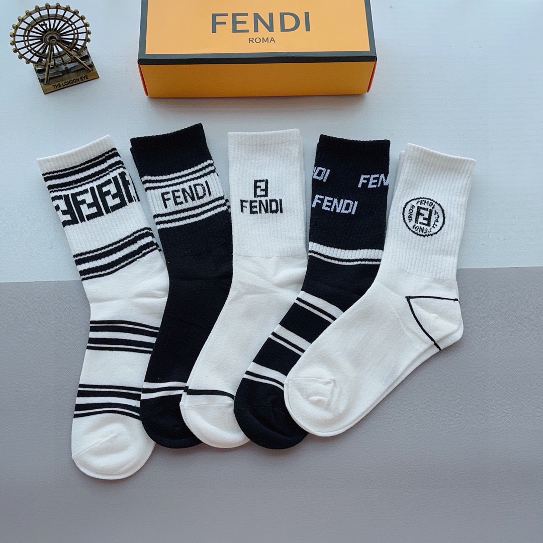 配包装一盒5双FENDI芬迪高版本好看到爆芬迪袜子超级柔软潮人必不能少的FENDI专柜代购品质中筒袜子搭