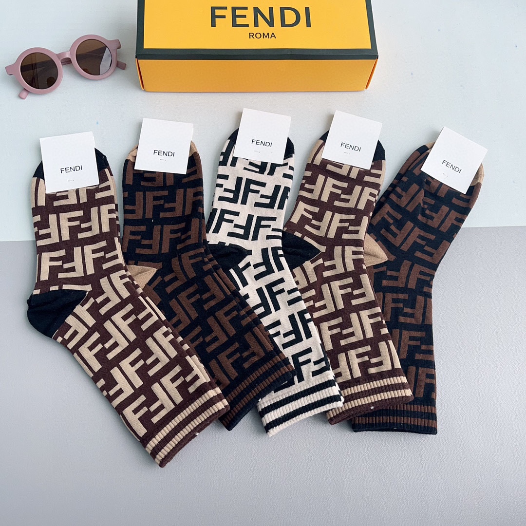 配包装一盒5双FENDI芬迪高版本好看到爆芬迪袜子超级柔软潮人必不能少的FENDI专柜代购品质长筒袜子搭