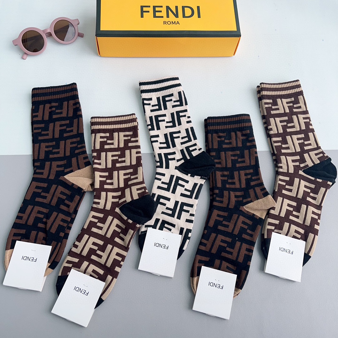 配包装一盒5双FENDI芬迪高版本好看到爆芬迪袜子超级柔软潮人必不能少的FENDI专柜代购品质长筒袜子搭