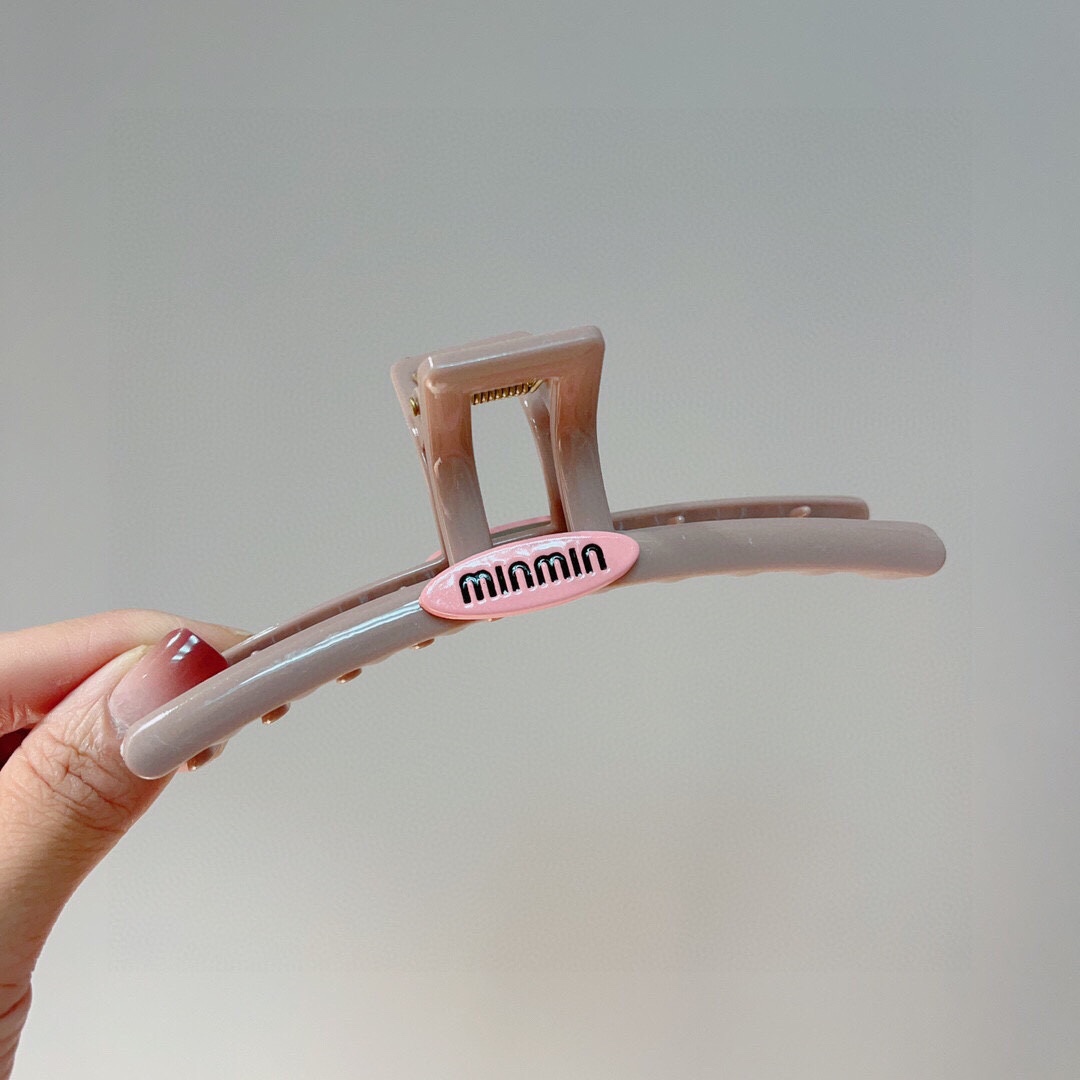 NO:275660,Packaging MIUMIU (Miao Miao) new handmade pearl clip, original single product, simple and versatile, a must-have for trendy women, super high-end!  hairpins, hairpins, miumiu, hairpins19860909配包装 MIUMIU（缪缪）新款手工珍珠抓夹,原单货,简约百搭,潮女必备品,超级的高大上！发夹,发夹,miumiu,hairpins,accessory