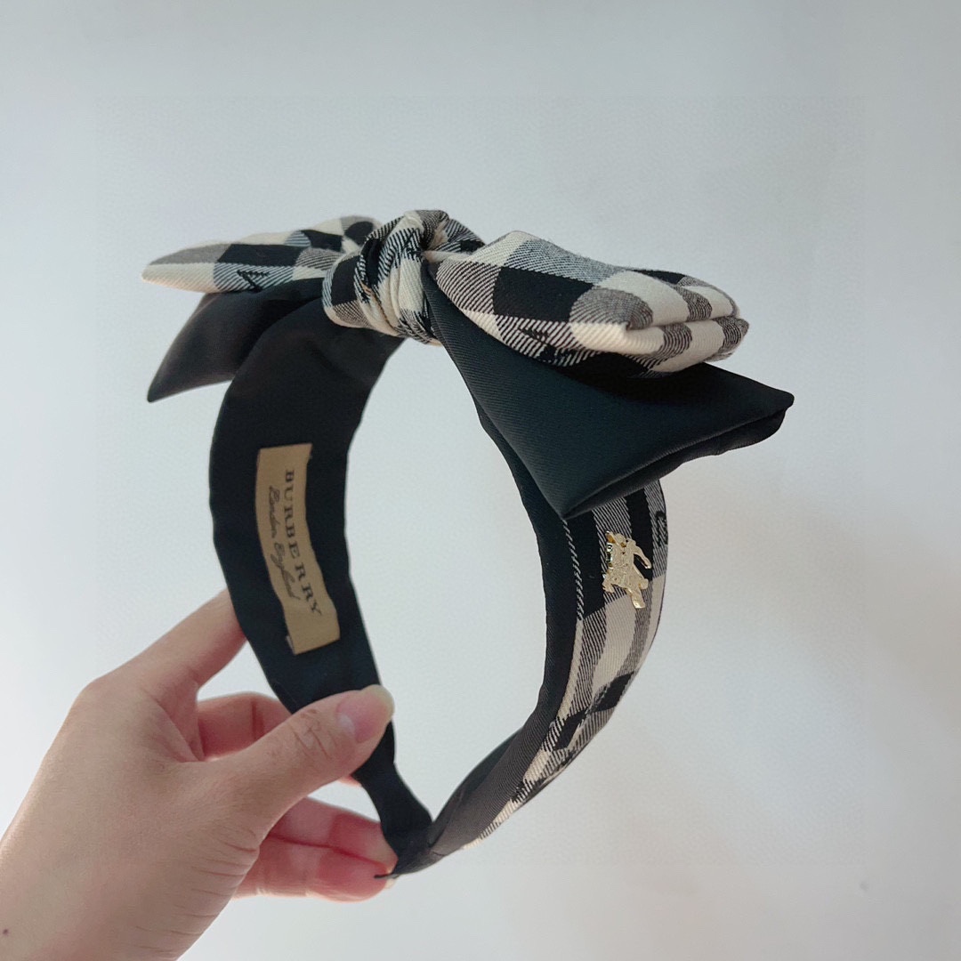 NO:275675,Packaging Burberry BURBERRY new headband, customer-supplied fabric, all the details are shot!  Very pleasing and versatile. Suitable for various occasions!  hairpins, hairpins, burberry, burberry, hairpins19860909配包装 巴宝莉BURBERRY 新款发箍,客供面料 细节全部实拍！非常耐看又百搭.适合各种场合搭配！发夹,发夹,burberry,burberry,hairpins,accessory