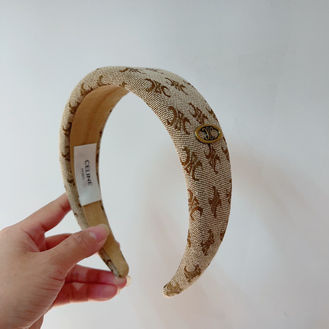 NO:275680,Packaging CELINE (Celin) popular wide version of the headband for internet celebrities. It is comfortable to wear and no pressure, and it is a must-have for styling!  Very fashionable and versatile!  A must-have goddess!  celebrity style. Hairpins, hairpins, celine, celine, hairpins19860909配包装 CELINE（赛琳）网红爆款宽版发箍 佩戴舒适无压力,造型搭配必备！非常时尚百搭！女神必备！名媛范儿.发夹,发夹,celine,celine,hairpins,accessory