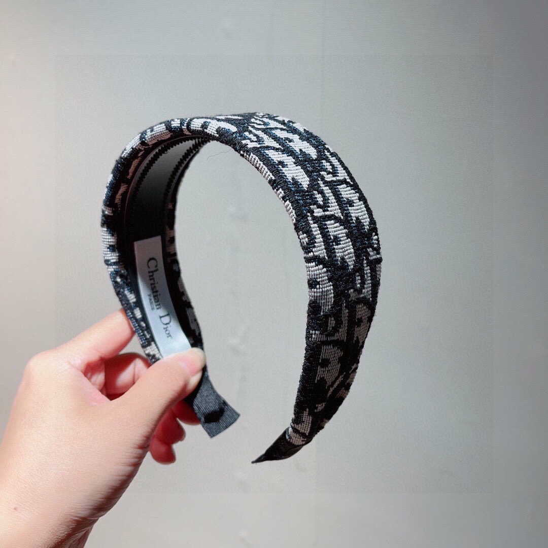 NO:275684,Packaging Dior (Dior) Popular new hairbands, original counter stock, let your charm bloom, the fresh lady style makes fashion simpler. Hairpins, hairpins, dior, dior, hairpins19860909配包装 Dior（迪奥） 火爆新款发箍,专柜原单货,让你的魅力绽放 清新淑女范让时尚更简单.发夹,发夹,dior,dior,hairpins,accessory